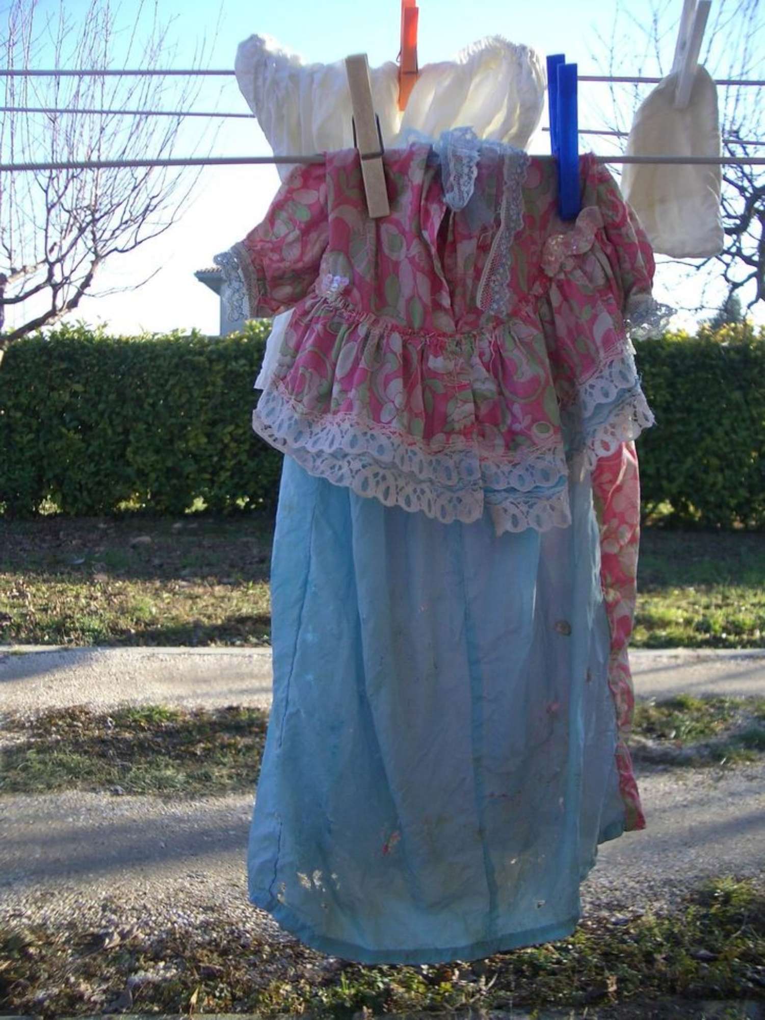 Particolare del vestito durante il restauro